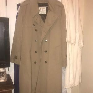London Fog Maincoats 40 Reg. Tan with dark brown inner removable liner.